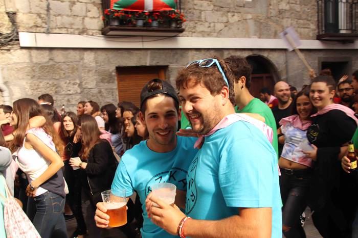 Kalean gora eta behera, kuad 97 1564506854629