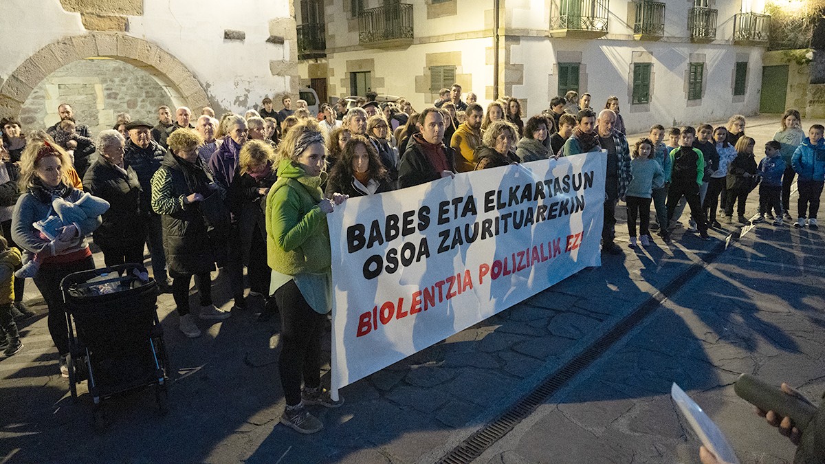Elkarretaratzea Iturenen, zauritutako gazteari elkartasuna adierazteko