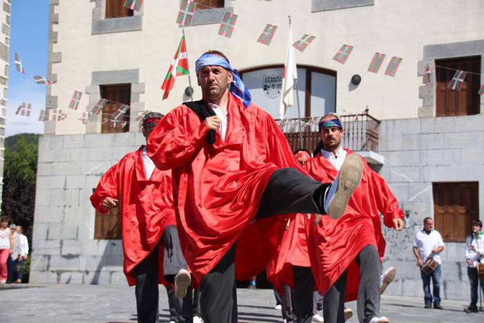 Axeriak dantzan Adunan 42 1471260942182