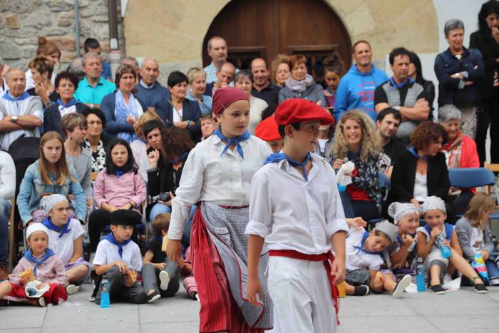 Dantzak, txistuak eta trikit 74 1565549115060