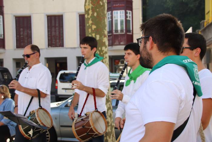 Berriro ere elkarri eskutik  44 1632576980597