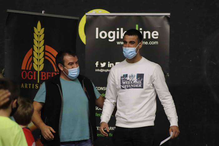 Txapelak jantzi dituzte Amez 20 1632682646905