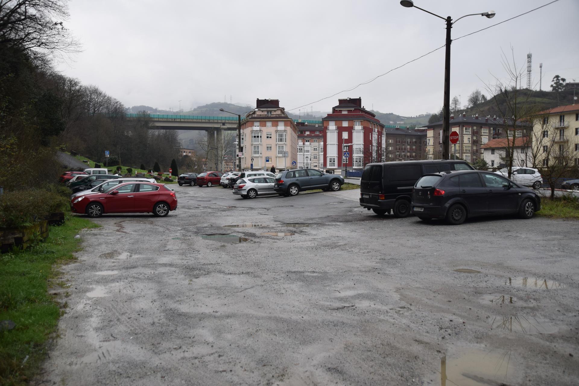 Autoentzako lau aparkaleku egokituko dituzte, iganderako, Ibarran