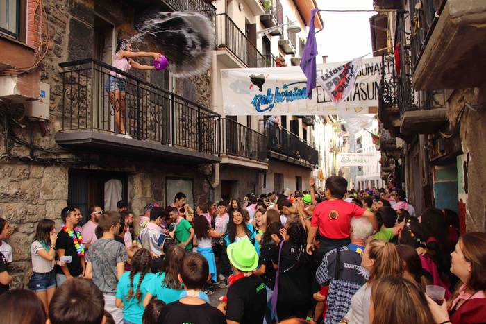 Kalean gora eta behera, kuad 103 1564506861140