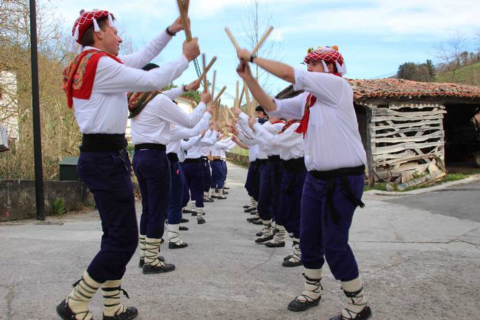 Ajerik gabe, makila eta lau  34 1551617936295