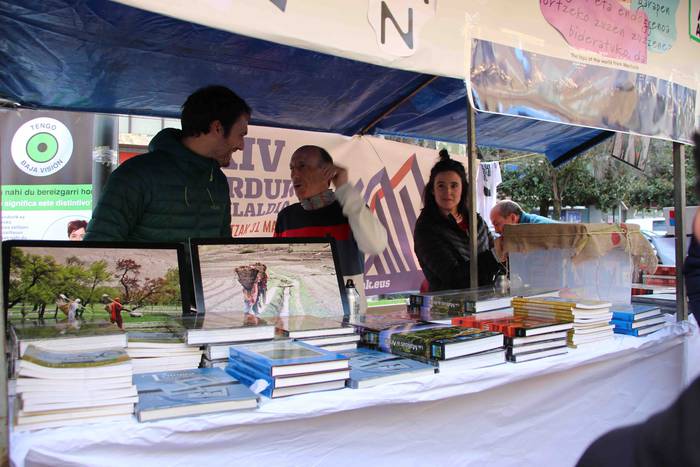 Gabonetako azokak jende asko 38 1576941766158