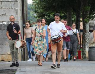 Amabirjinetarako prest, Albizturren