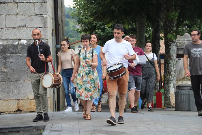 Amabirjinetarako prest, Albizturren