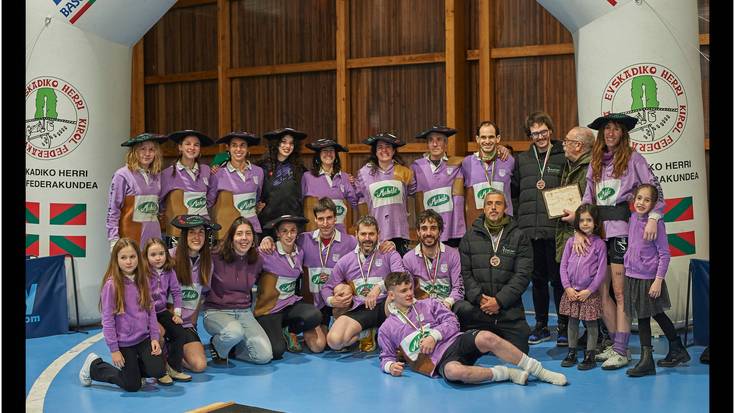 Txapela jantzi dute Ibarra Sokatira Taldekoek 500 kilotan