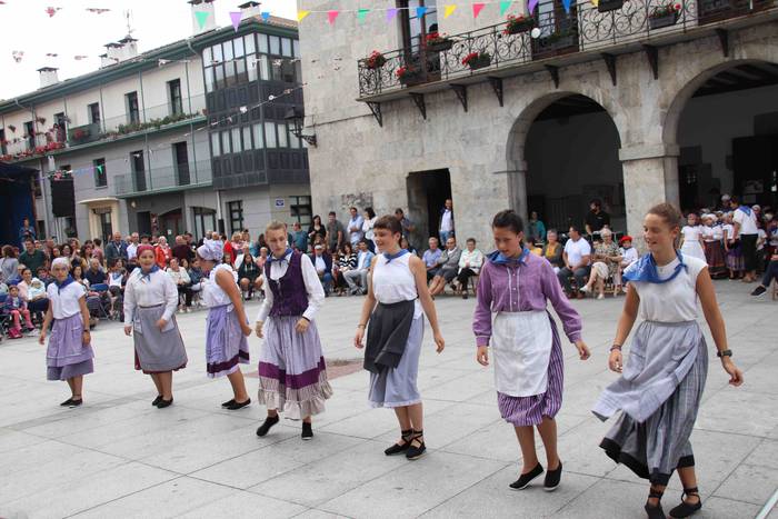 Dantzak, txistuak eta trikit 59 1565549103822