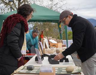 Azoka egin dute Larraulen