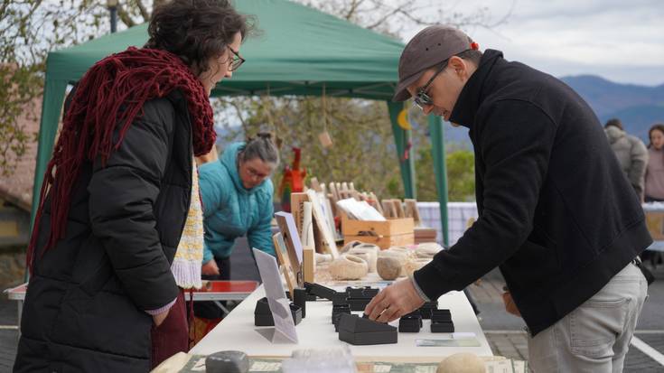 Azoka egin dute Larraulen