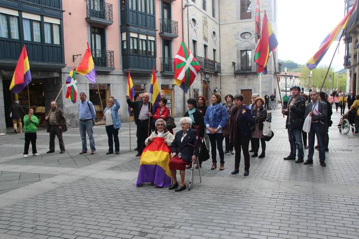 Errepublikar bandera Tolosako udaletxean 11 1460805613220