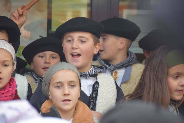 Ibarrako Uzturpe ikastolakoak gabon eskean 72 1545653498788