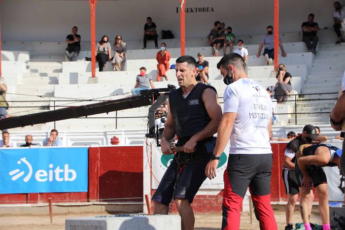 Izetatarrek jantzi dute txap 54 1624130530755