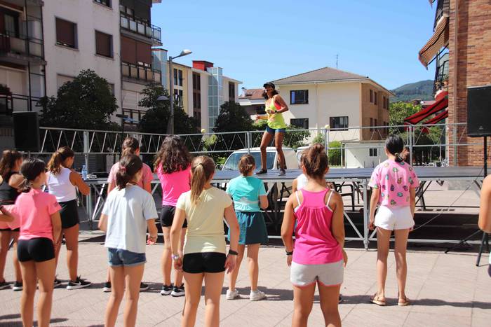 Zumba klase herrikoia Santio 15 1658941182352