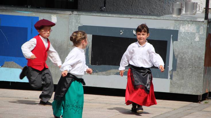 Artea dantza taldeko haurren dantzaldia eta kalejira