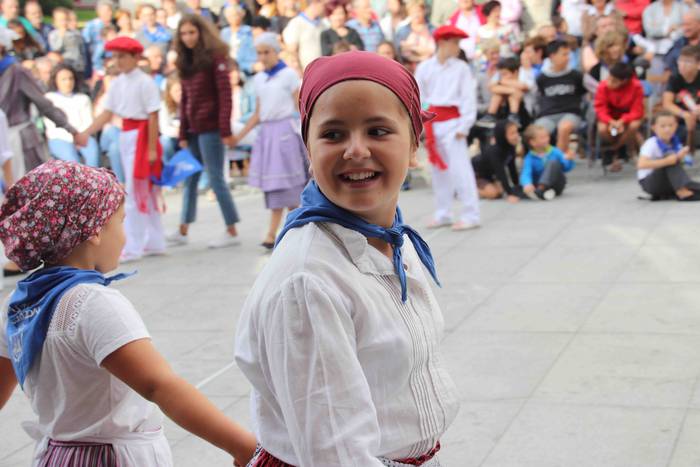 Dantzak, txistuak eta trikit 77 1565549116933