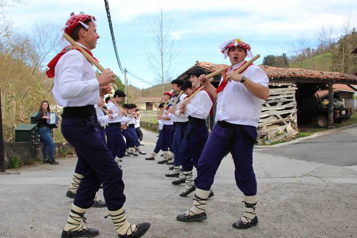 Ajerik gabe, makila eta lau  35 1551617943328