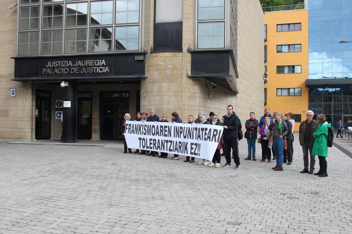 Frankismoaren krimenen aurkako kereila berria aurkeztu dute Tolosako epaitegian