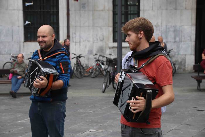 Hauspoa trikitiari 54 1570286827734