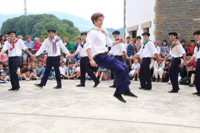 Jaietako egun handia ospatzen ari dira Asteasun 19 1467203452216