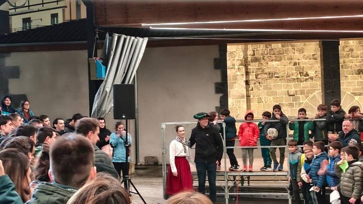 Herritarren omenaldia Xabi Tolosari