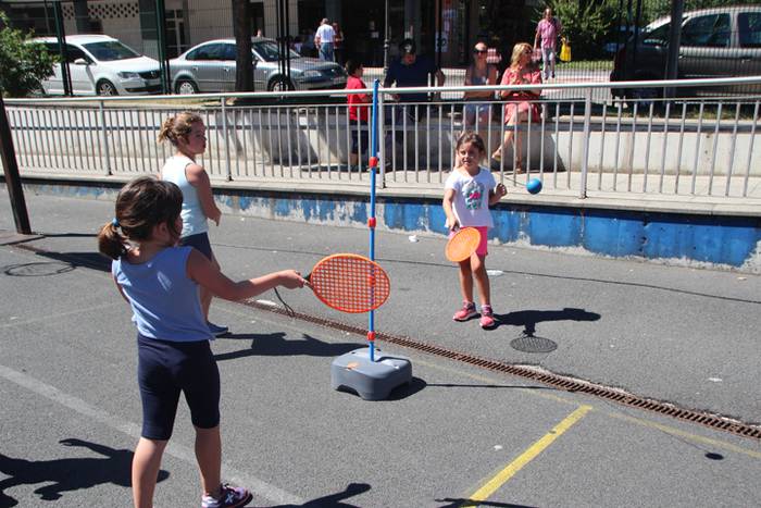 Haurrak jolasean, helduak jan eta edanean 32 1468672105350