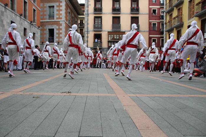 Santuek eta dantzariek poztu 123 1498312871643