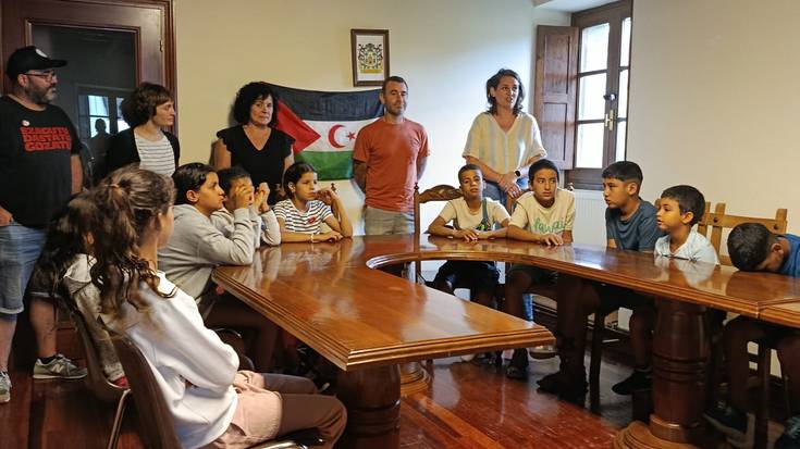 Haur sahararrei ongietorria egin diete Gaztelun