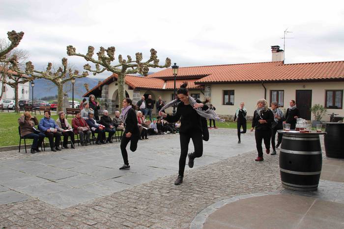 Emakumeek dantzan jarri dute 1 1552145607652