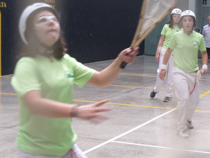 UNE HISTORIKO BERRI BAT,  IRURAKO AMETSA TRINKETEAN, LARUNBATEAN