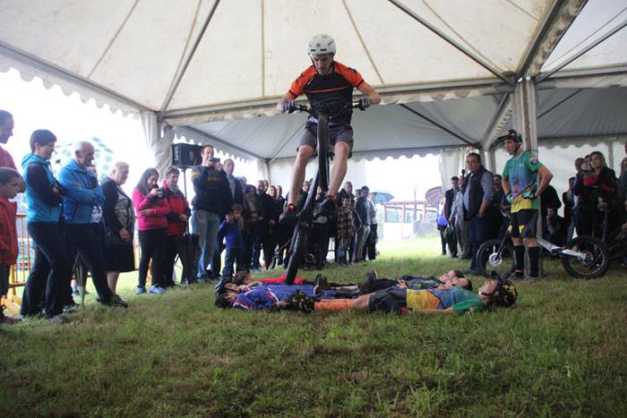 Erakustaldi batekin hasi dir 51 1496515238387