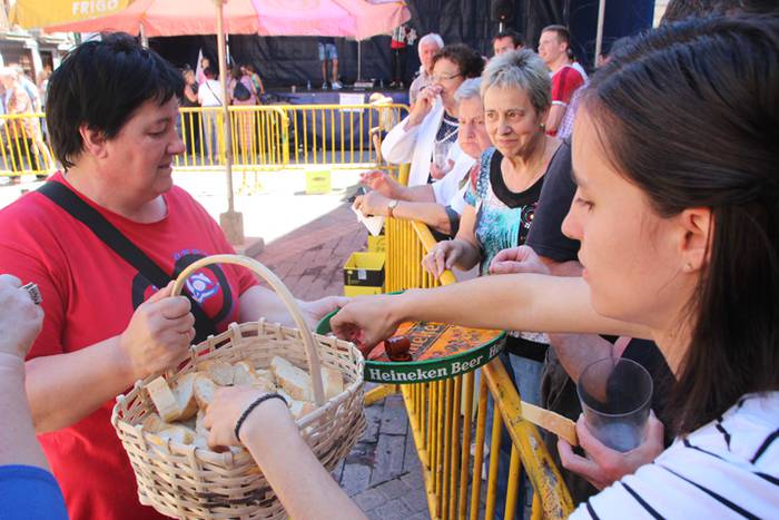 Haurrak jolasean, helduak jan eta edanean 3 1468671789147