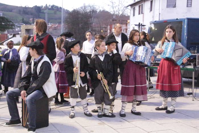 Olentzero eta Mari Domingi 2015 17 1450983294866