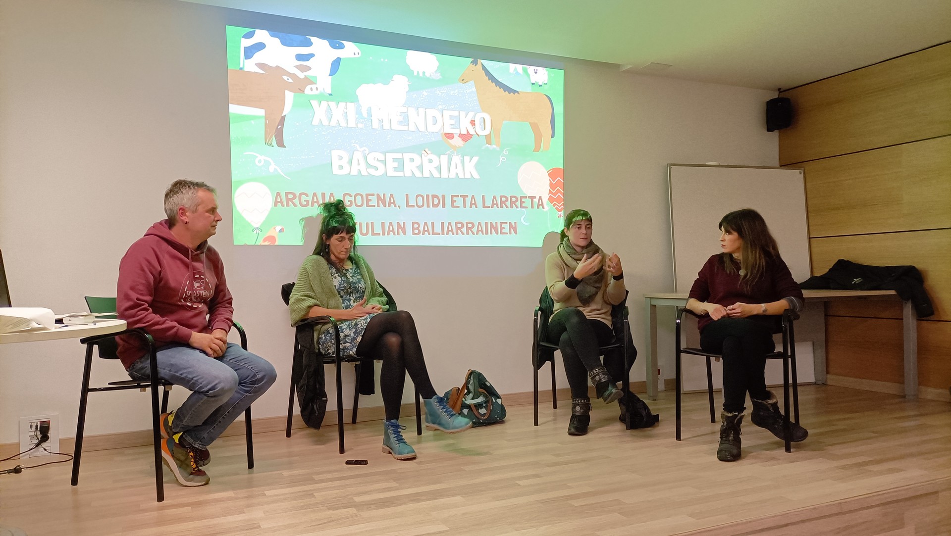 «Hemen gaude hiru baserritar, hiruak emakumeak»