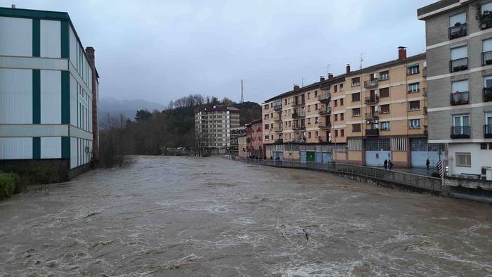 Urak eta lurrak gain hartu d 20 1639129523318