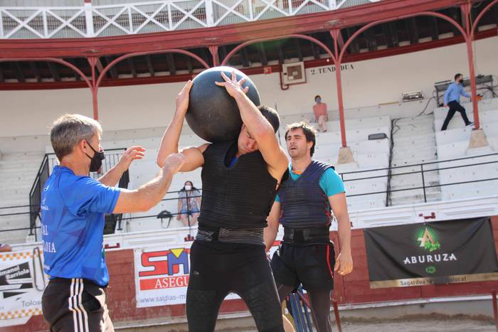 Izetatarrek jantzi dute txap 8 1624130514362