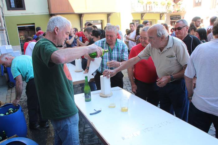 Haurrak jolasean, helduak jan eta edanean 43 1468672225970