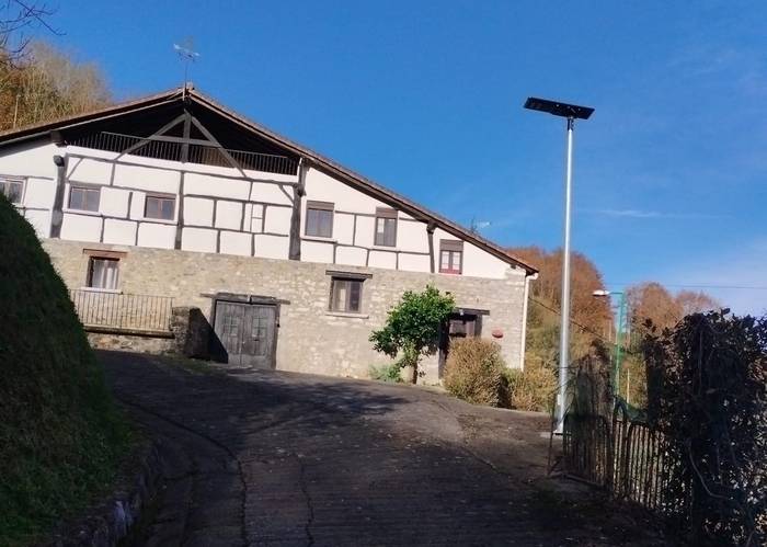 23 eguzki farola ezarri dituzte Zumitza-Zalakain bidean