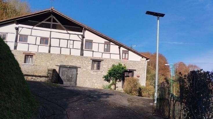 23 eguzki farola ezarri dituzte Zumitza-Zalakain bidean