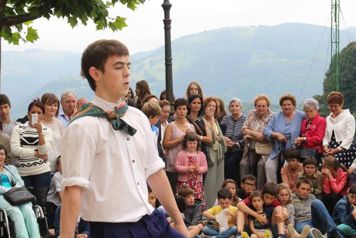 Jaietako egun handia ospatzen ari dira Asteasun 23 1467203505709