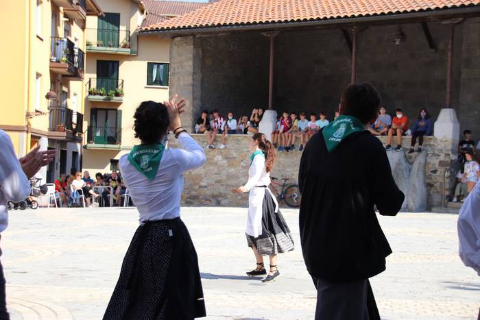 Berriro ere elkarri eskutik  63 1632576982842