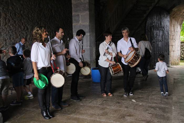 Jaietako egun handia ospatzen ari dira Asteasun 1 1467203245028