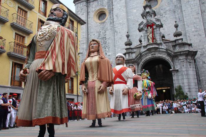 Santuek eta dantzariek poztu 16 1498312265615