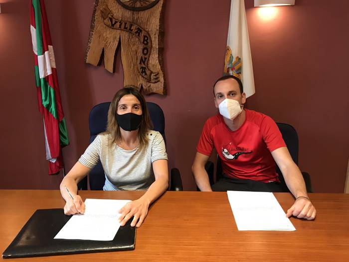 Udalak hitzarmenak sinatu ditu Oinkari dantza taldea eta Harituz bertso elkartearekin