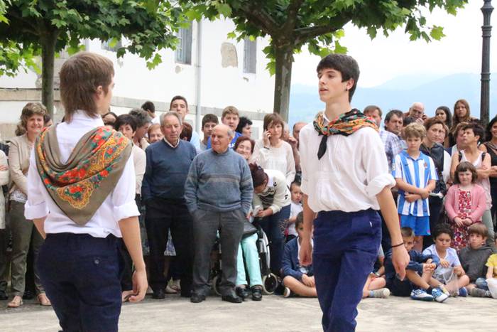 Jaietako egun handia ospatzen ari dira Asteasun 16 1467203413415