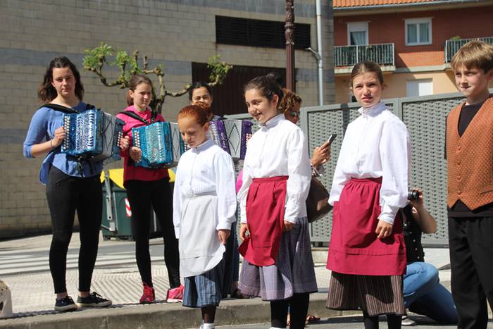 Haurrek alaitu dituzte kalea 34 1494677951170