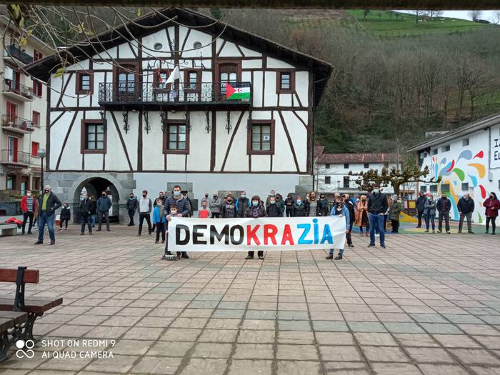 "Demokrazia" eskatuz eskuald 15 1608393020359