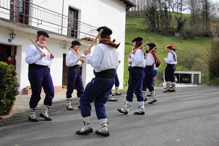 Ajerik gabe, makila eta lau  2 1551617715208